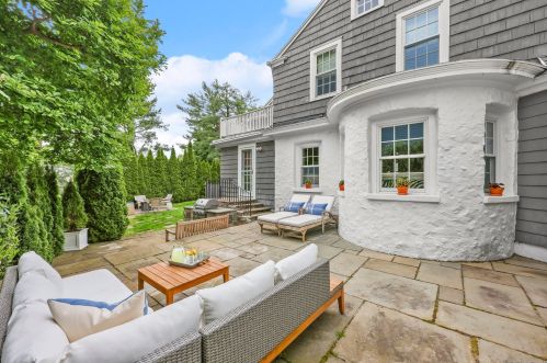 88 Kings Hwy, Westport CT 06880-2422 exterior