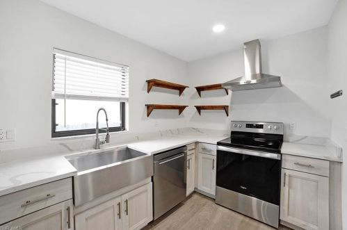 1160 Michigan Ave, Naples FL 34103-3873 exterior