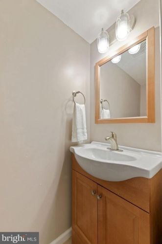 1615 10 St, Arlington VA 22204-4768 exterior