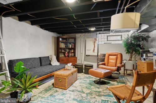 2455 Carpenter St, Philadelphia PA 19146-3907 exterior