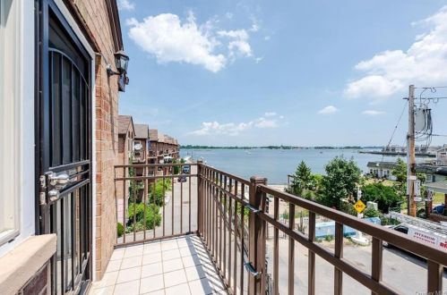 179 Cross St, Bronx NY 10464-1225 exterior