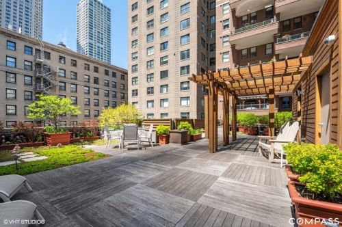 190 Walton St, Chicago IL  exterior