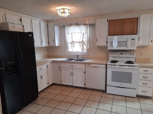 75 Puritan Rd, Springfield MA 01119-2953 exterior