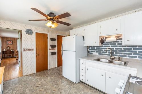 228 Grandview Ave, Woonsocket RI 02895-2752 exterior