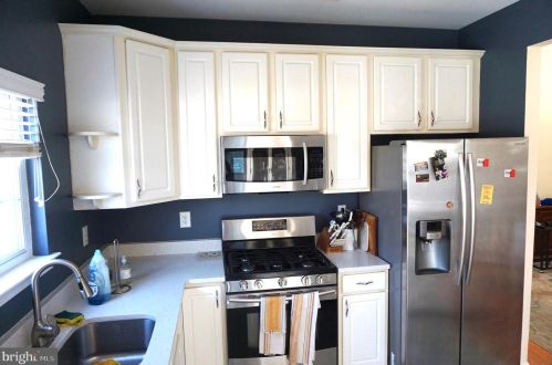 21 Fallview Ct, Trenton NJ 08690-3216 exterior