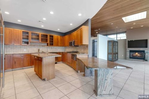 25 Shore Rd, Edgewater NJ  07020-1540 exterior