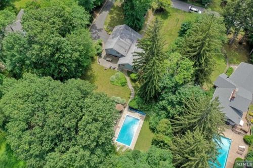 11 Stevenson Ln, Upper Saddle River NJ  07458-2136 exterior