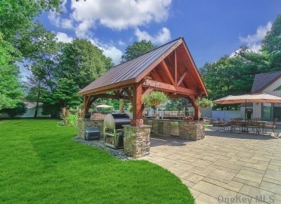 8 White Spruce Cir, Commack NY 11725-4323 exterior