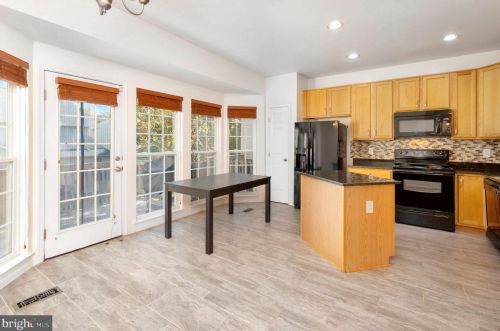 8235 Lamberts Ln, Alexandria VA  22309-3658 exterior