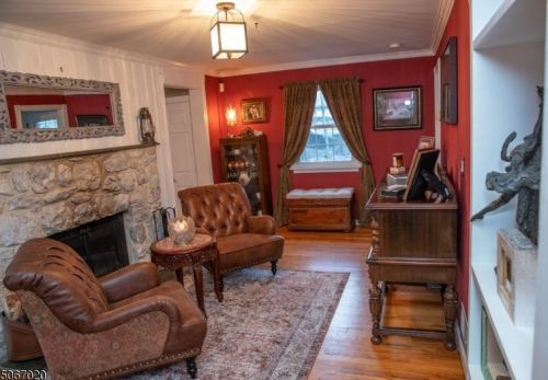 16 Chestnut Hill Dr, Parsippany, NJ 07834-2006