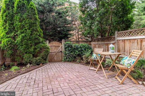 1560 Bruton Ct, Mc Lean VA 22101-4301 exterior