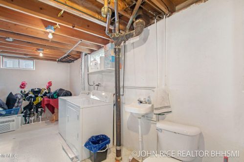 1004 Oakcrest St, Wyoming MI exterior