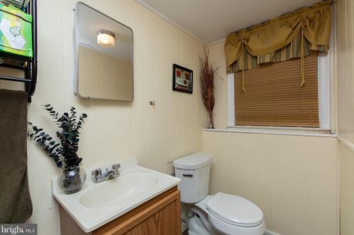 18 Trinity Ln, Blenheim NJ exterior