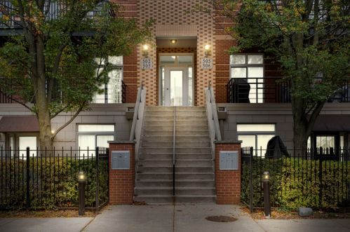 1033 46th St, Chicago IL 60653-4017 exterior