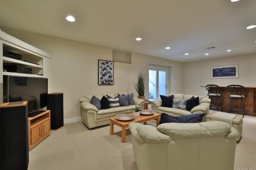 17 Caruso Pl, Armonk NY 10504-1366 exterior