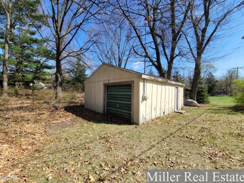 673 Bluff Dr, Middlevle, MI 49333-8329