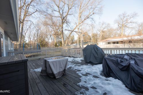 1154 Cadillac Dr, Meskegon MI 49445-1917 exterior