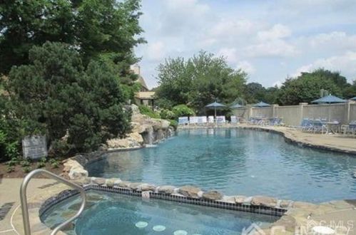 91 Gate House Ln, Edison NJ 08820-4001 exterior