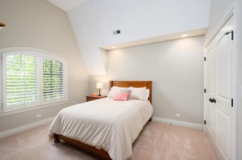 562 Linden Ave, Elmhurst IL 60126-4029 exterior