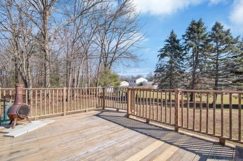 4 Celtic Ct, Enfield CT 06082-5777 exterior