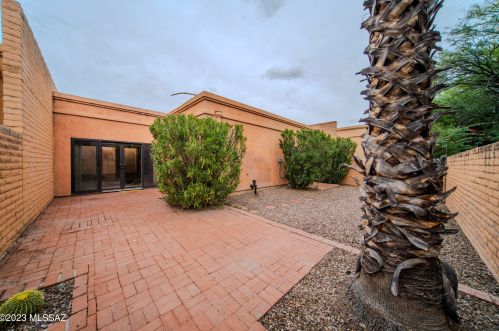 5050 South Regency Cir, Tucson AZ 85711-3043 exterior