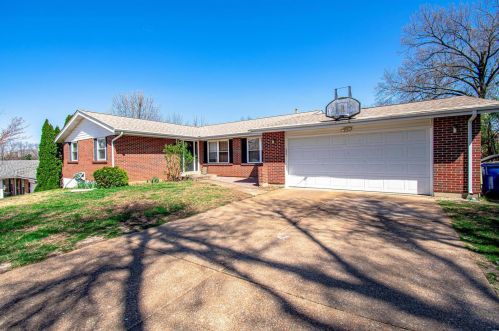 1242 Hyannis Dr, Saint Louis, MO 63146-4630