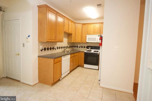 5082 Donovan Dr, Alexandria VA 22304-7755 exterior