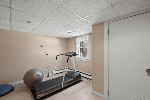 124 Center St, Windsor Locks CT 06096-2708 exterior