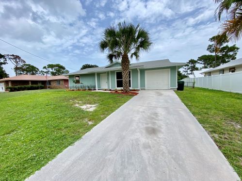5710 Spruce Dr, Fort Pierce, FL 34982-3704