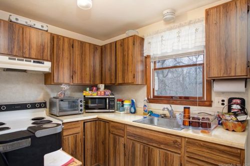 90 Smt St, Manchester CT 06040-4263 exterior