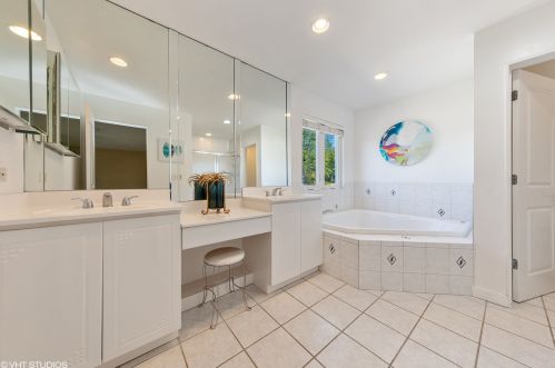 692 Indiana St, Elmhurst IL 60126-1345 exterior