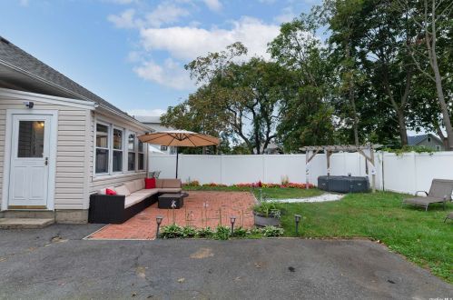 359 Great East Neck Rd, Babylon NY 11704-7631 exterior