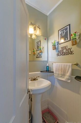 211 Woodbridge St, Manchester CT 06042-2346 exterior