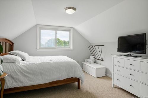 11 Claremont Ave, Enfield CT 06082-3727 exterior