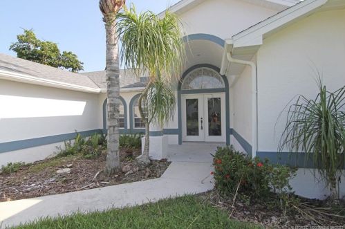 182 Carter Ave, Fort Pierce FL 34983-2901 exterior