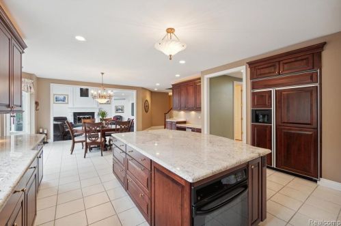 2511 Golf Crst Dr, Rochester MI 48309-4063 exterior