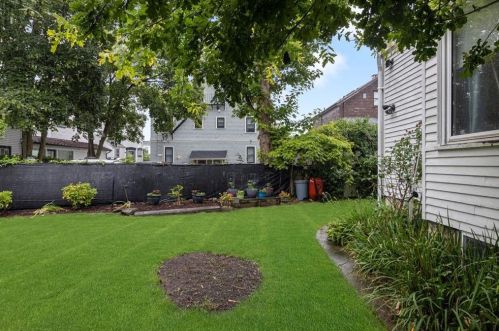 13 Brinley St, Middletown RI 02840-3252 exterior