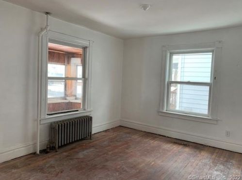 28 New King St, Enfield CT 06082-3527 exterior