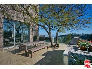 2750 Cardwell Pl, Los Angeles CA  90046-1201 exterior