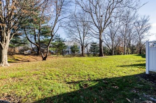 4 Canterbury Ct, Piscataway NJ  08854-6204 exterior