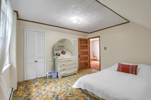 64 Prospect Ave, Valhalla NY 10595-1925 exterior