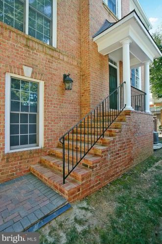 1300 Baker Crest Ct, Mc Lean VA  22101-3641 exterior