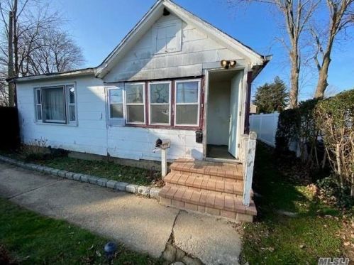 19 9 Ave, Huntington Station NY 11746-2219 exterior