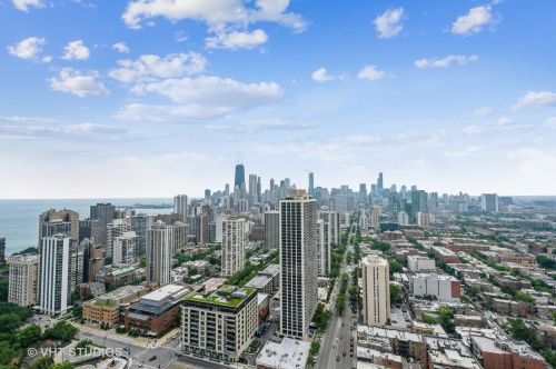 1660 La Salle Dr, Chicago IL 60614-6000 exterior