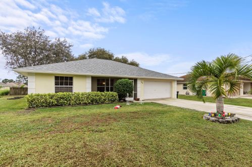 1808 Fears Ave, Fort Pierce FL  34953-4526 exterior