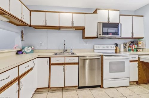 5234 Treetops Dr, Naples FL 34113-8520 exterior