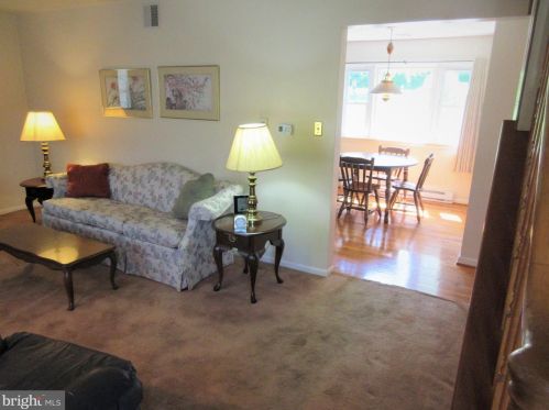 945 Edinburgh Dr, Lancaster, PA 17601-1434