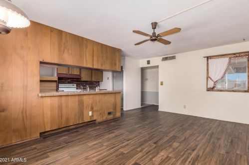 2902 Desert Cv Ave, Phoenix AZ 85028-3430 exterior