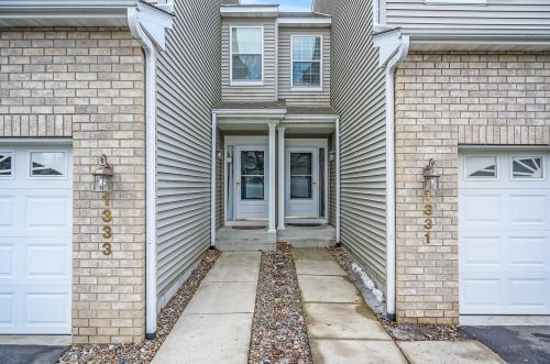 1331 White Oak Dr, Chaska, MN 55318-1401