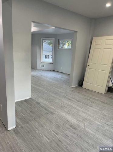 323 Crestview Pl, Teaneck NJ 07666-3204 exterior